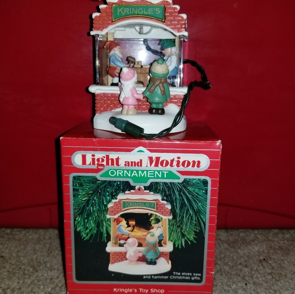 Hallmark 1987 Kringle's Toy shop Magic Ornament